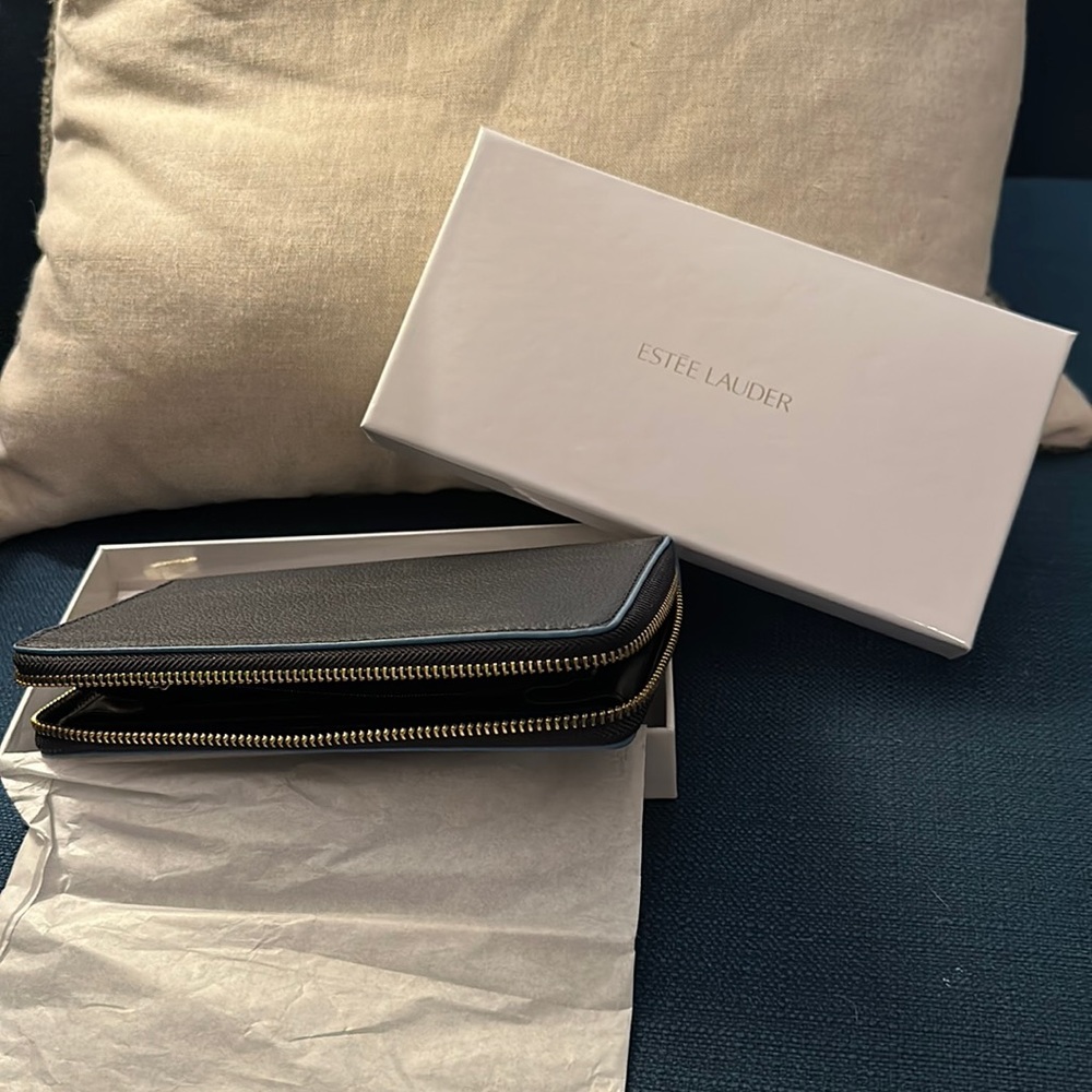 Estée Lauder blue ladies zipper wallet